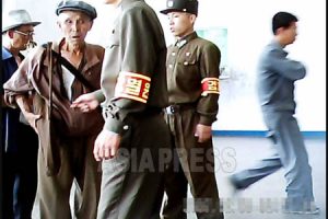 ＜北朝鮮＞［写真特集］平壌地下鉄は身なりで乗車制限　大荷物も禁止