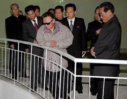 庶民にとって、「悪い中間タリ」の代表格と見なされている、朴南基前朝鮮労働党計画財政部長（右端）。「貨幣交換」前の2009年10月に金正日総書記が平安北道を訪れた際の写真。（朝鮮中央通信より引用）