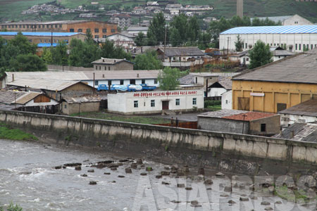 北朝鮮北部、両江道の恵山（ヘサン）市郊外。国境の河、鴨緑江を挟んで中国吉林省長白県と向かい合う。両地域は昔から貿易が盛んだが、金総書記の死去により、19日から税関は固く閉ざされたままだ。2010年7月中国側から　撮影：リ・ジンス（李鎮洙）