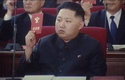 労働党代表者会で初めてその姿を現した金正恩。（2010年9月28日　朝鮮中央テレビより）