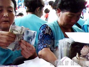 【アーカイブ 写真特集】 「リムジンガン」内部記者が撮った北朝鮮の人々　（１）商売に生きる