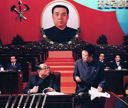 1980年に開催された朝鮮労働党第6回大会における金日成と金正日。金正日は党中央委員会書記に就任し内外にナンバー2であること誇示した。（わが民族同士HPより）