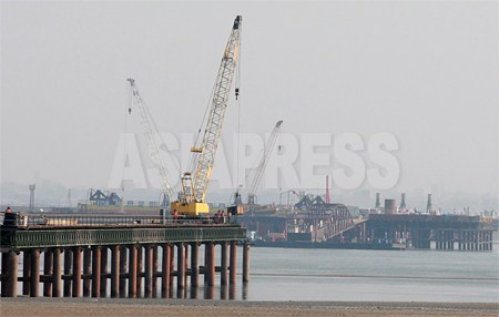 3月17日中国側から眺めた新鴨緑江大橋の建設現場。 遠い方が北朝鮮側の浮橋建設現場。2012年 3月 南正学（ナム・ジョンハク）撮影