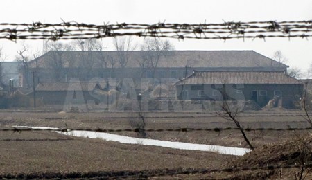 鉄条網越しに北朝鮮の建物が見えた。人影は見えなかった。2012年 3月 南正学（ナム・ジョンハク）撮影