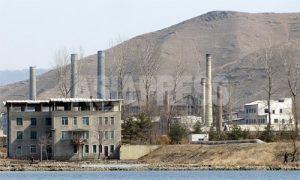 写真報告<朝中国境を行く>(3)中国「太平湾」から見た北朝鮮「朔州郡」