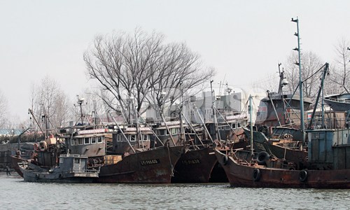 河辺にはたくさんの船が停泊している。長期間放置されているせいか、大部分の船に錆が目立った。