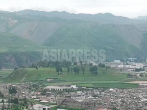 写真報告〈朝中国境を行く〉(4)活発な鉱物貿易の現場、茂山鉱山を望む