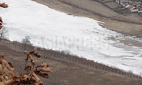 2012年3月中国側の吉林省和龍市南坪鎮。新たに設置された鉄条網が見える。正確にいつ頃に設置されたのかは不明。凍った川が豆満江。対岸が咸鏡北道茂山（ムサン）郡だ。2012年3月南正学（ナム・ジョンハク）撮影