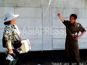<動画・北朝鮮>追い立てられる路地裏の商人たち