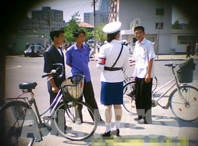 交差点で検挙された3人は自転車の乗り方に問題があったようだ。最初に身分証を取り上げられるため、下手に抵抗すると長く留め置かれることになるので、大体従順だという。罰金は500ウォン程度だが、さっさと処理を済ませようと賄賂を渡すことが多いという。