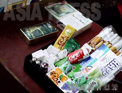 ある露天商の不思議な品揃え。タバコのばら売り、乾電池、キャンデー、日本のセブンスターにマルカワ社のオレンジガム。