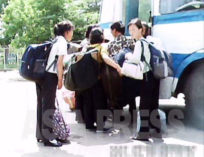 商売用の大荷物を持ってバスで家路に着く女性たち。中心部では目にすることはありえない。