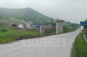 ［写真特集］北朝鮮産鉄鉱石運搬用鉄道の工事が遅延