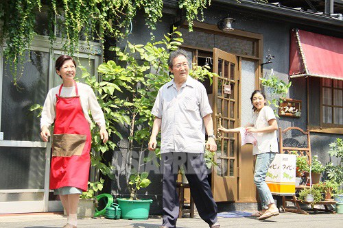 映画「かぞくのくに」では、父役の津嘉山正種さん、母役の宮崎美子さんの熱演が話題に上っている。（映画「かぞくのくに」より）