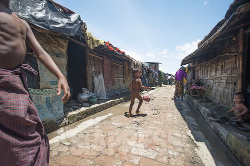 ミャンマー（ビルマ）からバングラデシュに逃れたロヒンジャと呼ばれるムスリム人の難民キャンプ。（2012年8月撮影：宇田有三）