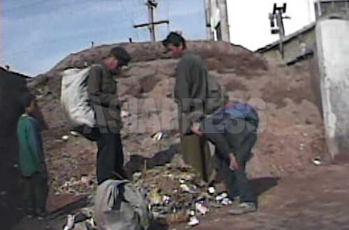 （参考写真）ゴミ捨て場をあさる一家。家を失い家族で放浪生活する人が増えている。黄海南道海州（ヘジュ）市　2008年10月　シム・ウィチョン撮影