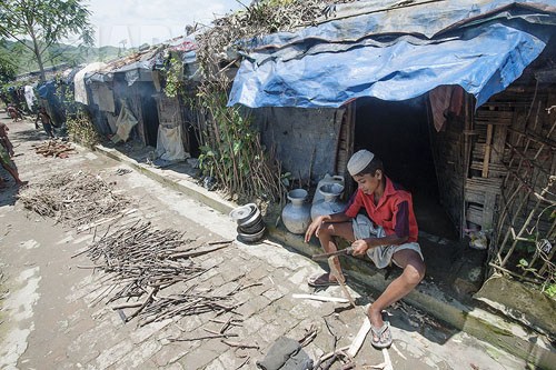 ミャンマー（ビルマ）からバングラデシュに逃れ出たものの、ＮＧＯ（非政府組織）の援助を停止されているロヒンジャ難民のキャンプ。（2012年8月撮影：宇田有三）