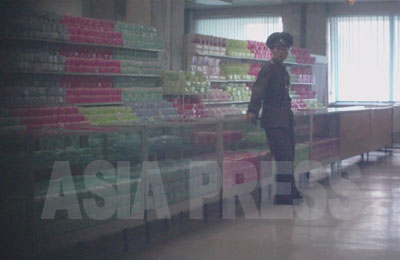 陳列用の生理用品。北朝鮮の商店は大体カウンターの向こうに商品を並べるので客が手に触れられない。一人ぽつんと立っているのは保安員。（写真はすべて2011年9月　ク・グァンホ撮影）