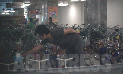 子ども用の三輪車から大人用自転車までたくさん陳列されているが国産かどうかは不明。ちなみに北朝鮮で走る自転車のほとんどは日本から輸入された中古自転車。