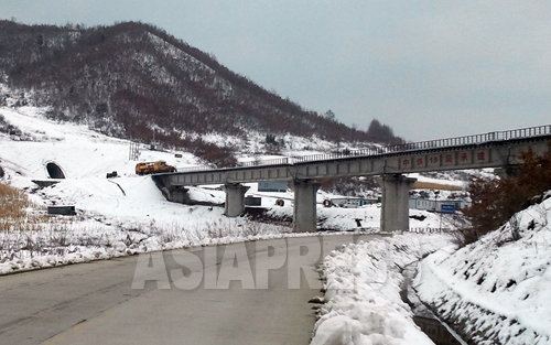 中国吉林省南坪鎮で完工間近の「和坪鉄道」。開通すればさらに多くの北朝鮮・茂山鉱山産の鉄鉱石が、中国国内に供給されるようになる。2012年11月　朴永民（パク･ヨンミン）撮影（アジアプレス）