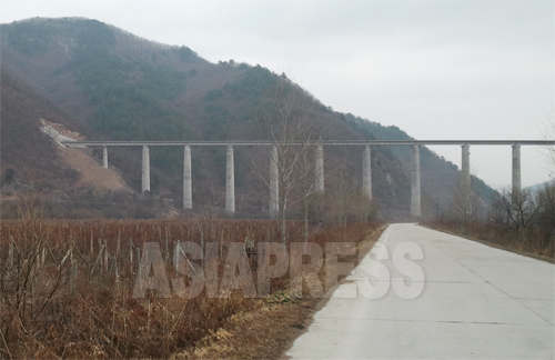 橋脚の上に線路も設置されている。2012年11月　朴永民（パク･ヨンミン）撮影（アジアプレス）