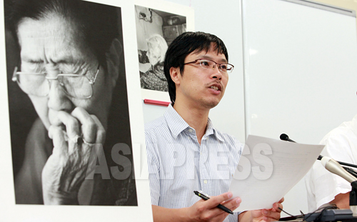去年10月5日、大阪市役所で行われた記者会見記で抗議文を読み上げる安世鴻(アン･セホン)さん