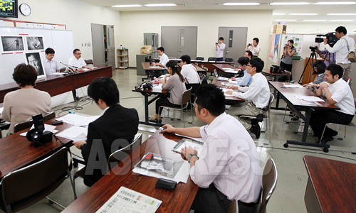 2012年10月5日、大阪市役所で行われた記者会見。集まった報道関係者から多くの質問が寄せられた。