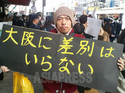 「差別憎悪扇動行動」への抗議には多くの市民が集まった。3月31日大阪・鶴橋駅前　撮影リ・シネ