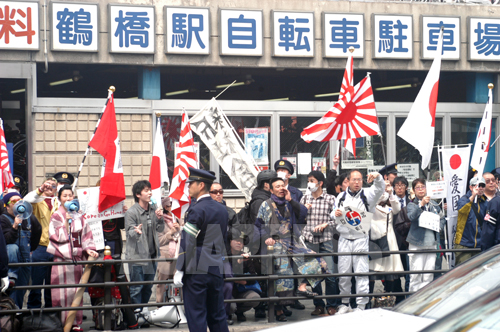 三方を市民と警官に囲まれた「在特会」らのグループ。情宣参加者は減っている。3月31日大阪・鶴橋駅前　撮影石丸次郎