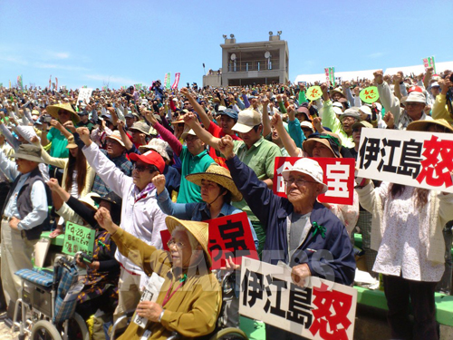 「屈辱の日」沖縄大会。「がってぃんならん！」と拳をつきあげる参加者たち