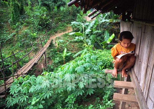 ビルマからタイに逃れたカレン人の難民キャンプ。夜明け直後、少女が一人声をあげて勉強していた。（タイ・ビルマ国境 1993）