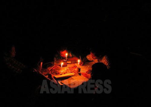 最大都市ヤンゴンは言うに及ばず、地方でも電力不測は深刻な問題。夜8時過ぎ、ロウソクの灯りの元、勉強する子どもたち（タニンダイー管区 2003/09）