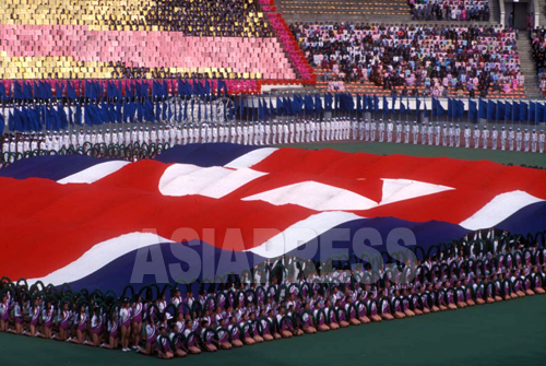 国威発揚と徹底した指導者礼賛が「アリラン」の演出の要だ。写真は「アリラン」と称する前の1995年の集団体操。撮影　石丸次郎