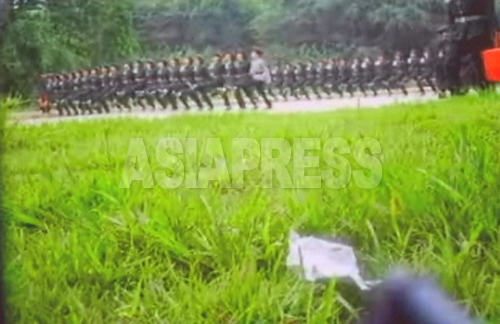 女子学生たちの多くは民兵組織の一員として閲兵式に参加させられる。（撮影：リ・ジュン／アジアプレス）