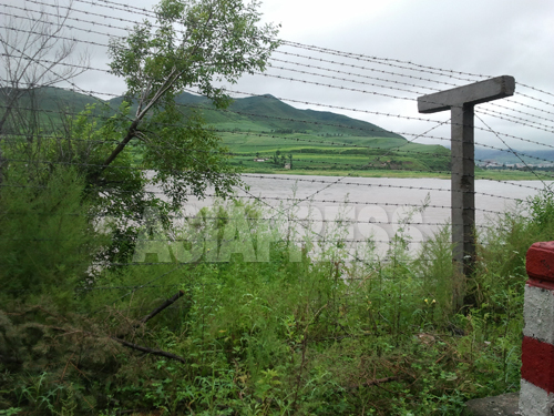 新たに設置された鉄条網。豆満江下流の琿春市にて7月31日撮影。対岸は北朝鮮の咸鏡北道セッピョル郡と思われる。写真パク･ヨンミン／アジアプレス