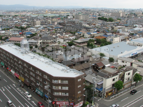 兵庫県尼崎市の旧クボタ工場の隣接地から望む町並み。写真右下の道路を挟んだ向かいがクボタ工場跡地（写真：筆者）