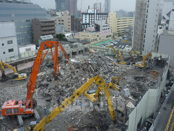 旧東京厚生年金会館の解体現場のようす。中央奥に隣接した建物が保育園