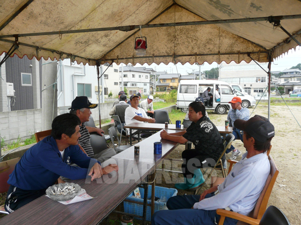 漁業の再生を願う漁業者たち。しかし、名古屋から西では「福島の魚」ということで受け入れられないという（福島県相馬市にて　栗原撮影）