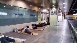 【フォーカス】 襲われたホームレス(上)「蹴られても怖いから黙ってる」