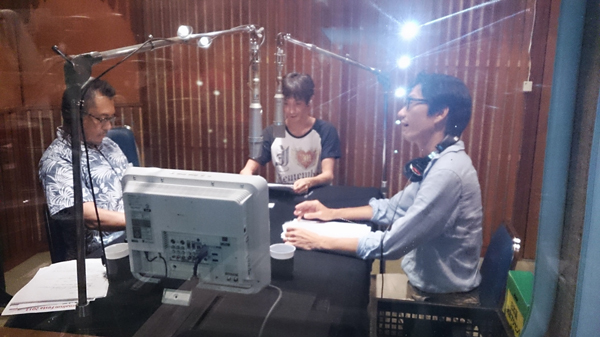 報道ラジオ番組『ラジオフォーラム』に出演し、貧困問題について話す湯浅誠さん（右）と筆者（中央）（撮影2013.9）