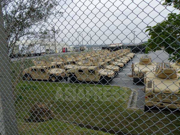 軍用車両が並ぶ、沖縄の米海兵隊基地キャンプ・ハンセン（撮影：吉田敏浩）