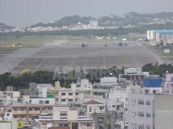 市街地の真ん中にある米海兵隊普天間基地。（沖縄県宜野湾市　撮影：吉田敏浩）