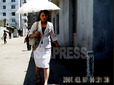 平壌市内をさっそうと歩くおしゃれな女性。2011年 6月　撮影　具光鎬（ク・グァンホ）記者（アジアプレス）