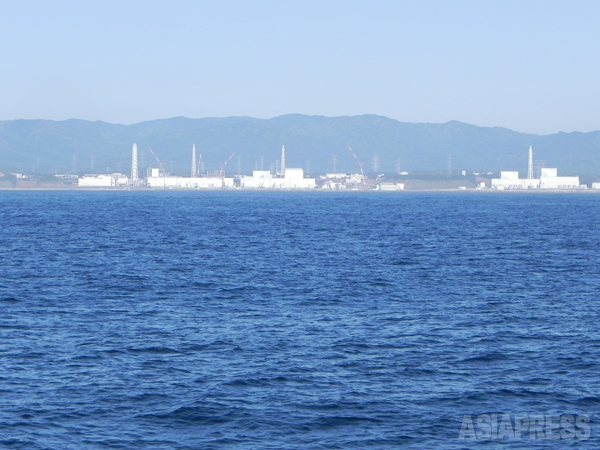海上から見た福島第一原発　撮影日：2013年5月17日　　撮影：帯刀良