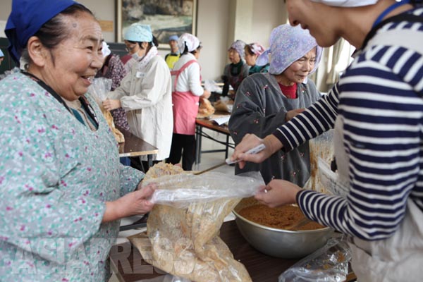 飯舘村の食文化を後世に残そうと奮闘する菅野栄子さん（2013年3月撮影：古居みずえ）