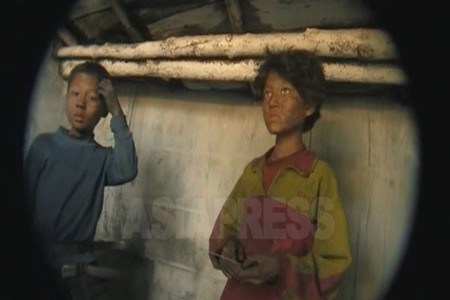 両親と死別したコチェビ（ホームレス）の兄妹。15歳と13歳だ。炭鉱から横流しされた石炭を運ぶなどの雑用をして生活費を稼ぎ、生き抜いている。2009年8月　撮影　金東哲（キム・ドンチョル）