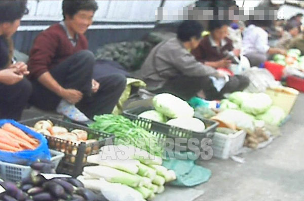 北朝鮮北部のある地方都市、市場では中国元が朝鮮ウォンと並行して流通している（撮影2013年10月、アジアプレス）