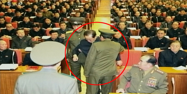 北朝鮮が公開した張成沢(チャン・ソンテク)の逮捕現場