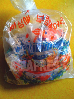 (参考写真) アジアプレスが入手した、2011年2月16日に金正日総書記（当時）の誕生日を記念して「特別配給」された子ども用の菓子。袋には「この世にうらやむもの無し」と書かれている。飴玉やガムが入っていた。