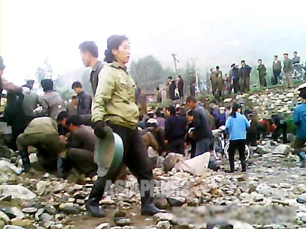 川ベリの整備工事に動員された人々（北朝鮮北部 2013年6月撮影、アジアプレス）